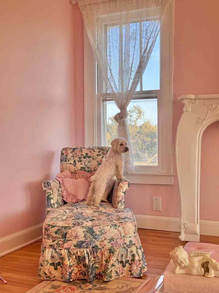 I love this little corner in our living room - the perfect comfy spot for reading books 💗 #pink #shabbychic #cottagecore #livingroom