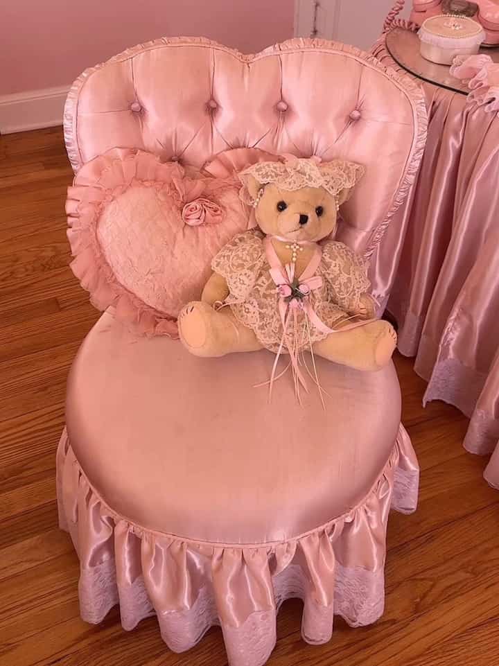 My custom heart chair + vanity 💗 #pink #princess #shabbychic #vintage #bedroom #chair 