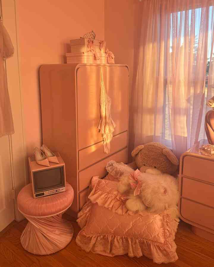 I love the morning light in our bedroom 🕊️ #pink #bedroom #80s #bedroom #vintage 