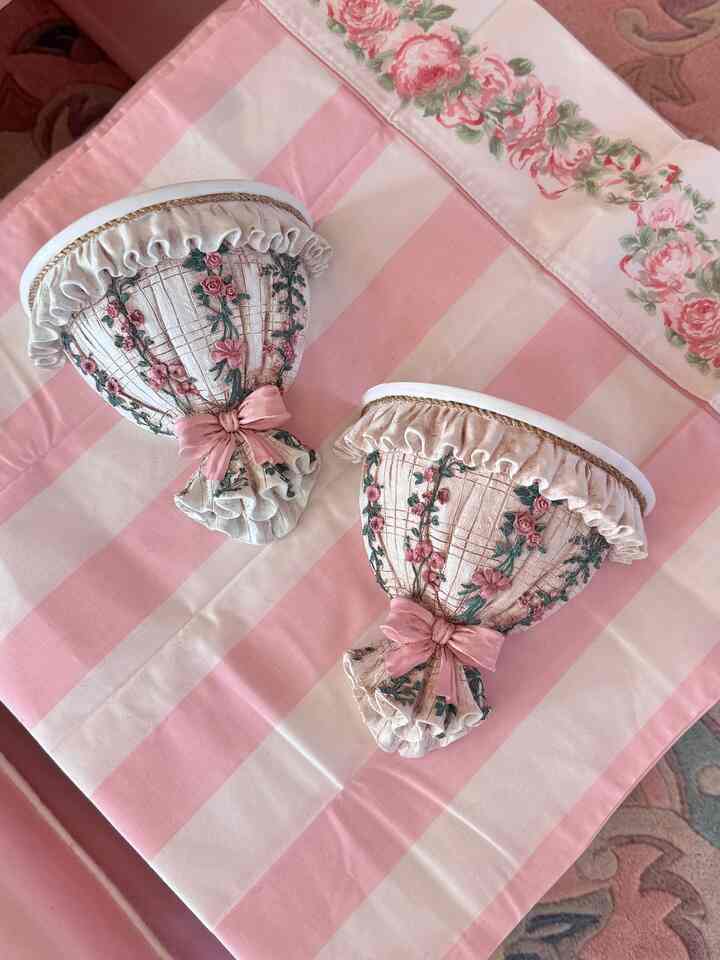 Suka banget sama detail rak dinding bermotif bunga ini… pita-pita kecilnya! Imut banget 🌸💗🎀 #pink #shabbychic #vintage #shelves #bows