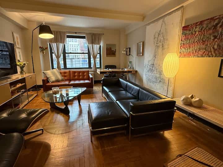 It’s 5pm and we gotta turn on all lightings 
#lighting #lamp #floorlamp #nelson #eames #knoll #furniturearrangement #interiormirror #interiorobject 