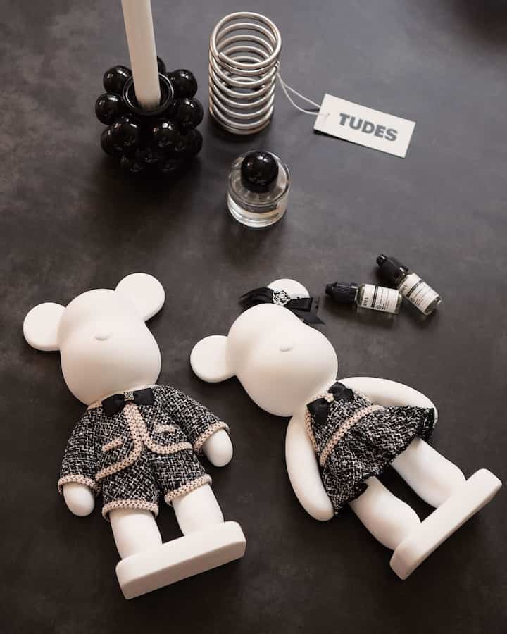 Luxurios fragrance, lovely couple🖤🤍


#fragrance #homefragrance #interior #interiorprops #aromastone #bearbrick #lovely #cute 