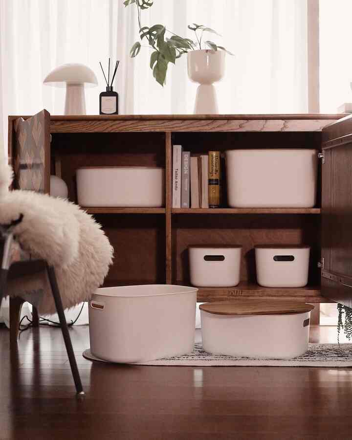 Organizing and tidying up bring peace of mind. 


#bedroom #bedroominterior #bedroomdecor #Organized #sideboard #organizing #lamp #plantpot #plant #rug 