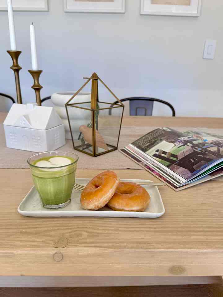 Sipping my matcha latte and indulging in some delectable donuts while engrossed in my favorite interior design book provides me with a steady source of motivation throughout the day. 
#dining #wood #diningtable #matcha #book #calm #selfcare 