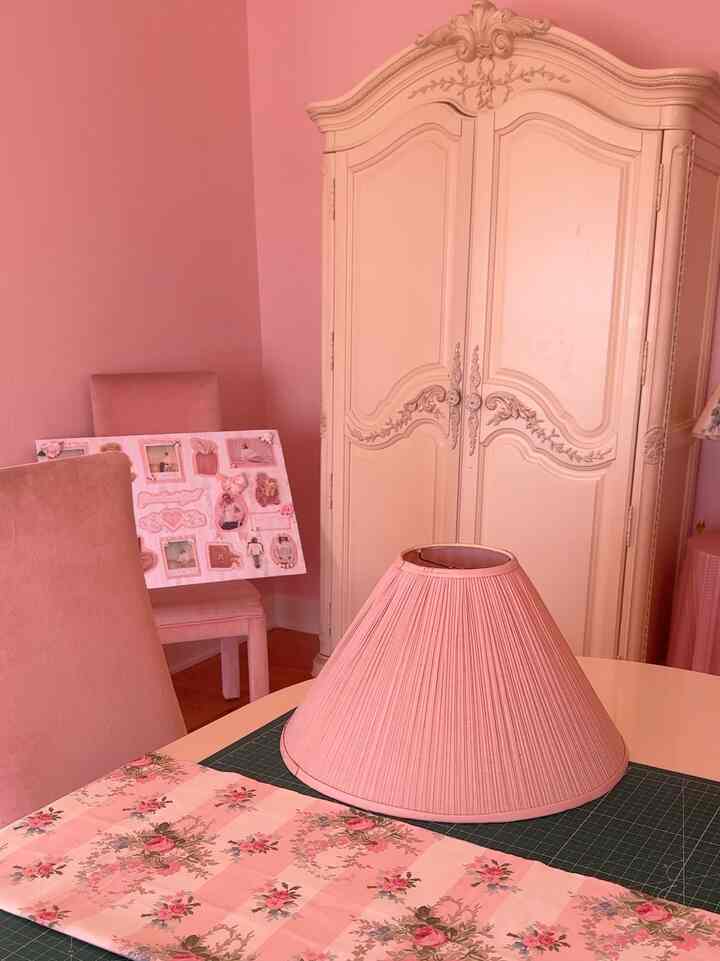 Sedang mengerjakan proyek DIY baru untuk kap lampu lipit khusus! 🎀🌸 #pink #floralpattern #shabbychic #vintage #diningroom #craftroom ￼