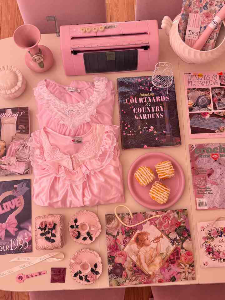Using my dining table to display all of my vintage finds 🎀🎀🎀 #pink #vintage #thrifted #shabbychic #cottagecore ￼