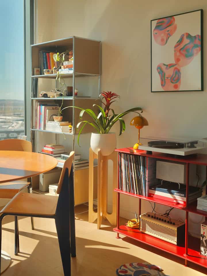 sudut penuh warna di ruang tamu saya tempat saya menyimpan buku-buku dan vinil :) #dining #vinyl #bookshelf