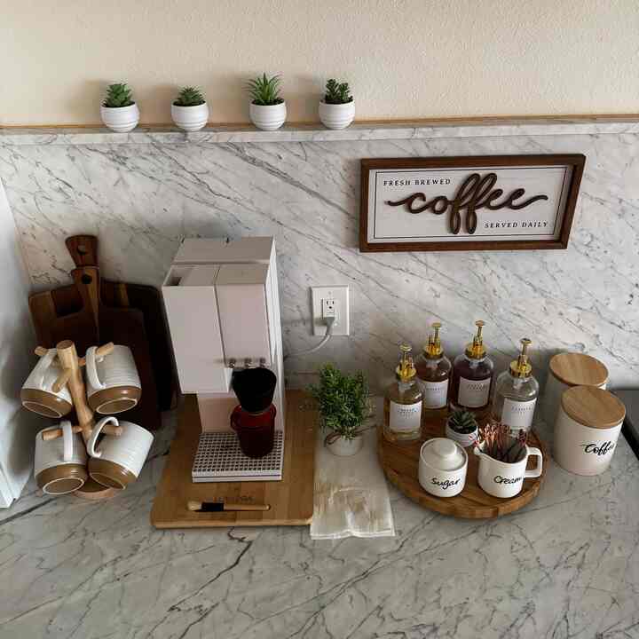 The view we see every morning when we go to make our coffee!
#minimalistkitchen #coffeemachine 