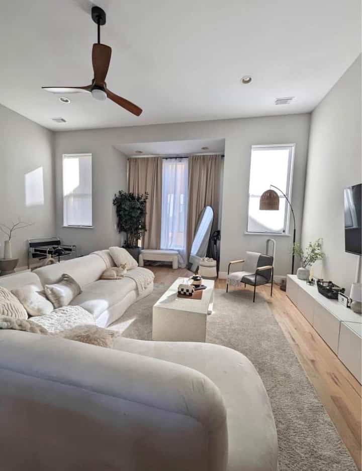 Soft neutrals & cozy textures ✨🏡 A serene living space that blends comfort and style effortlessly! 🤍☁️ #ModernCozy #NeutralAesthetic #LivingRoomGoals