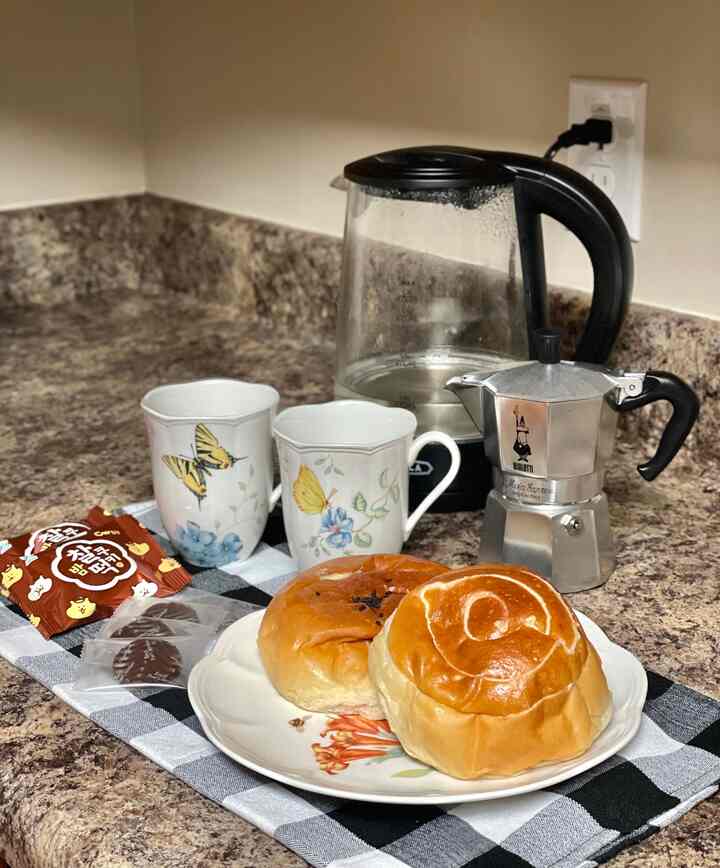 This afternoon, I had a warm cup of coffee with some bread with my husband. The rich aroma of the coffee filled the air, and each bite of the bread brought a sense of comfort. It was just a small moment, but it made my day feel a little more special.

#snack #minimalliving 