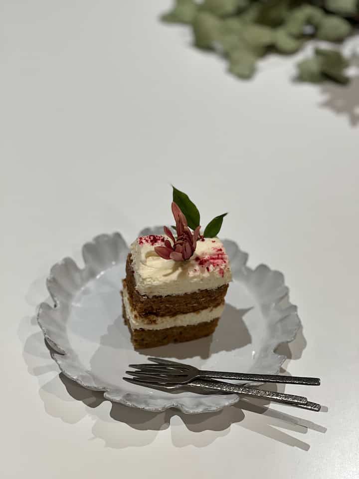 Carrot cake 🧡 #sweettreat #onthetable #knoll #sasrinentable #diningtable #diningroom #dessertplate  #desserttable #homecafe #homecafedecor #tabledecor