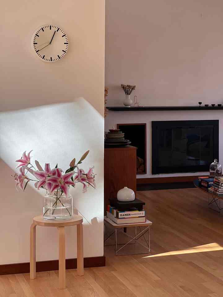 💗 #flowerinterior #livingroom #artek #hay #eames #hermanmiller #springdecor #springinterior #livingroom #livingroominterior #cozydecor #livingroomdecoration