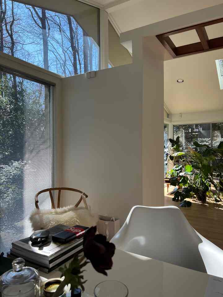 Sunny morning #homeoffice #desk #chair #officedecor #roomdecor #roominterior #officeinterior #deskdecor #knoll 