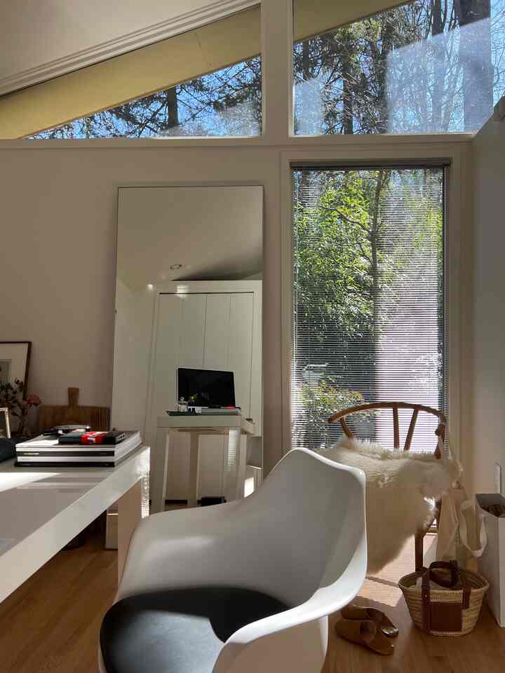 Spring in my office #homeoffice #office #homeofficedecor #officedecor #desk #chair #tulipchair #homeofficeinterior #cozyinterior #homeofficeinterior #inmyroom #roomdecor #