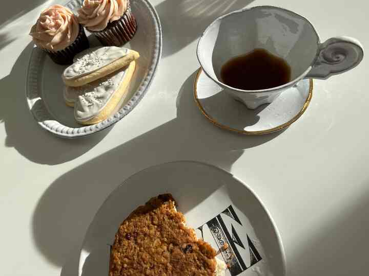Sweet treat! 🤎 #coffeetime #coffeetable #onthetable #homecafe #coffeecupandplate 