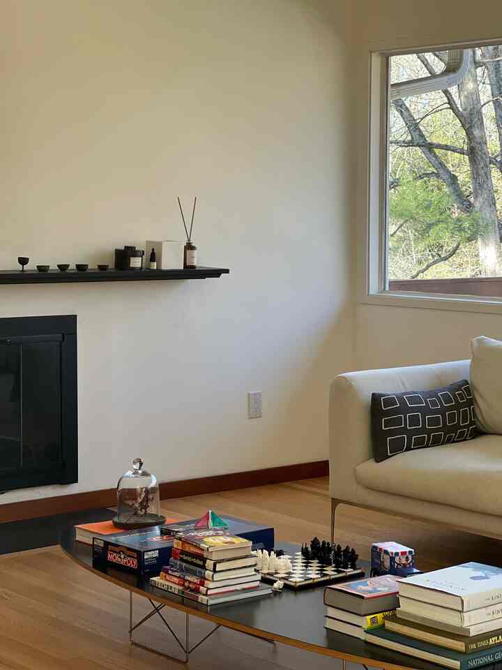 Livingroom corner #coffeetable #sofa #designwithinreach #hermanmiller #livingroomdecor #livingroominterior #livingroomfurniture