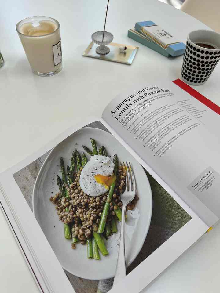 Spring recipes #astierdevillatte #knoll #diningroom #tabledecor #tabledecoration #saarinentable #whitetable #springdecor