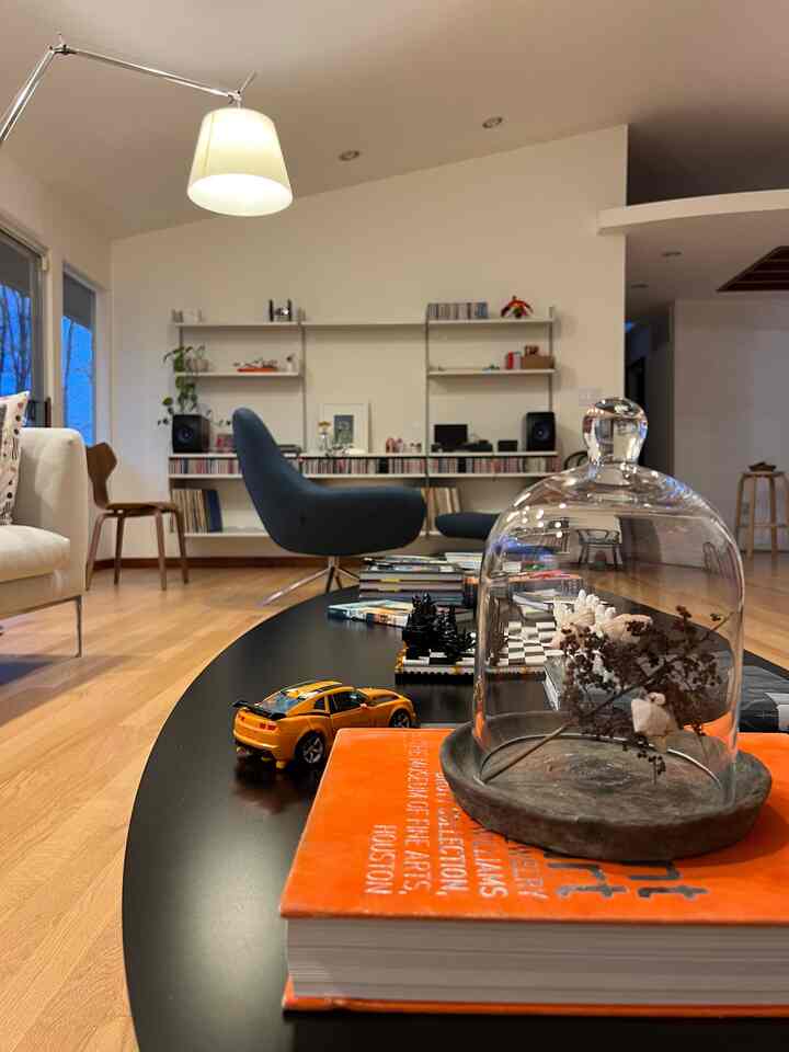 Evening vibes #lamp #artemide #lightinginterior #interior #livingroomdecor #livingroominterior #coffeetable #vitsoe #walldecor #livingroomwallsystem