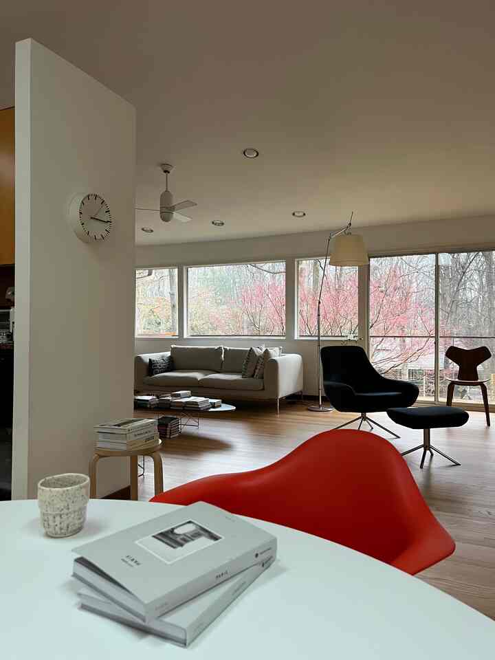 Coffee & books #livingroom #livingroominterior #diningroominterior #homedecor #table #livingroomfurniture #knoll #saarinentable #hermanmiller #midcenturymodern #midcentury #midcenturyhome