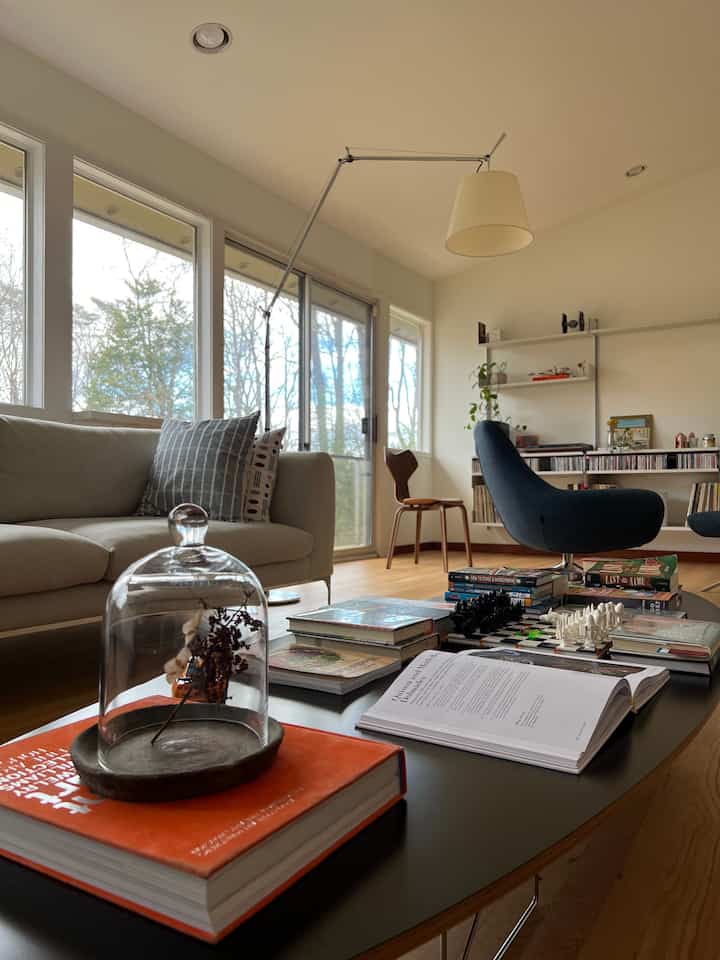 Spring decor #livingroom #livingroomdecor #livingroominterior #livingroomvibes #midcentury #mudcenturystyle #hermanmiller #artemide #vitsoe
