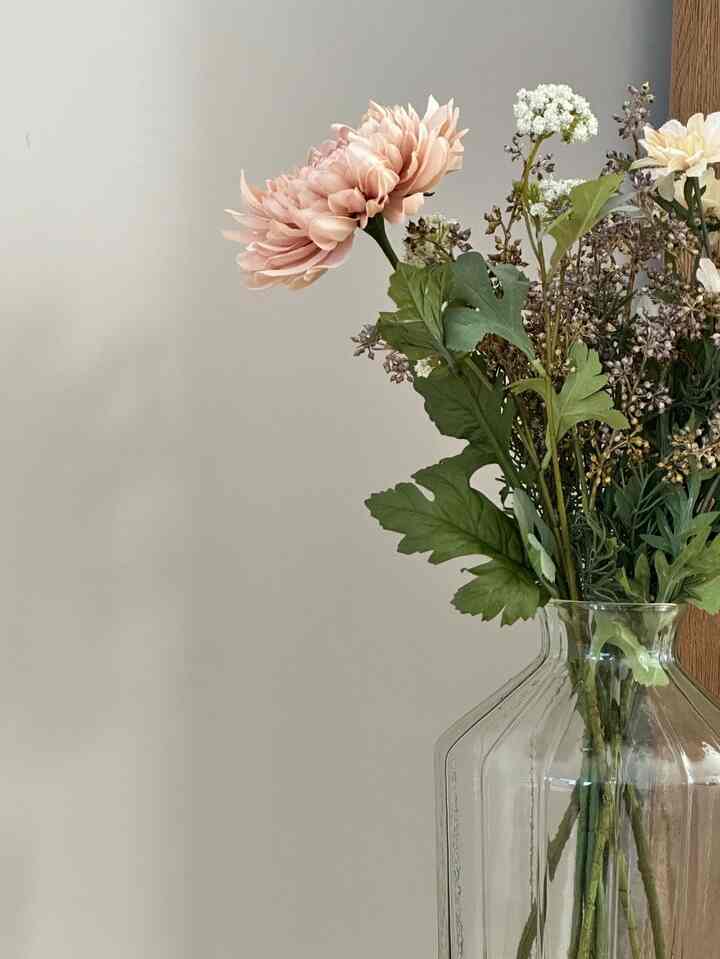 Effortless beauty in every petal ✨🌸 A simple vase, a touch of nature, and a moment of serenity 🌿💐 #FloralAesthetic #MinimalistDecor #TimelessElegance #JapandiVibes #ScandiStyle #WabiSabi #CozyCorner #NeutralInteriors #LessIsMore #HomeInspo #QuietLuxury