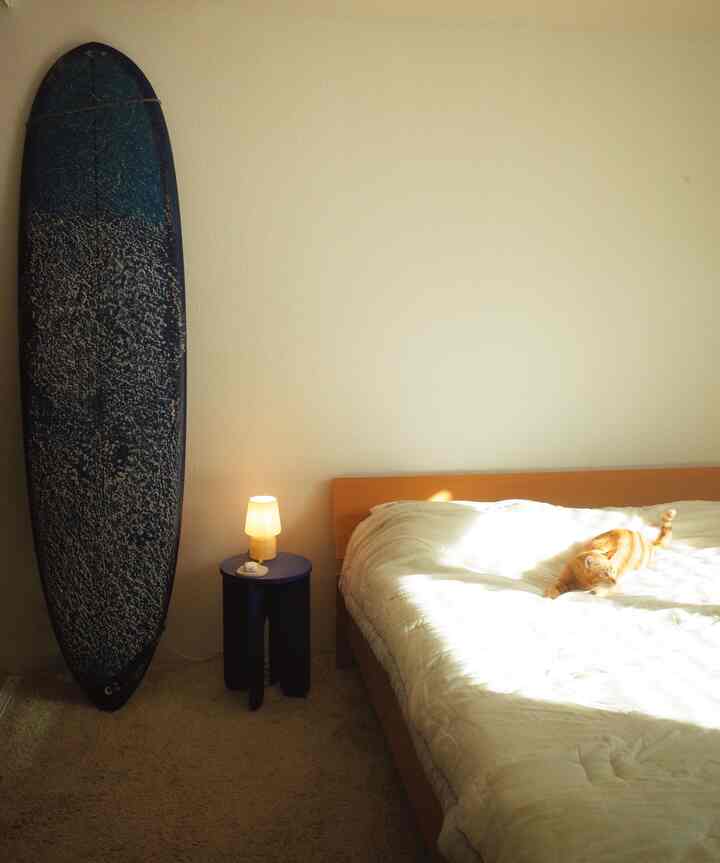 The other side of my bed—always a surfboard nearby 🏄‍♀️💙 Obsessed with this side table & light! So affordable that I got multiple. 😆✨ #SurfChic #CozyCorner #AffordableFinds