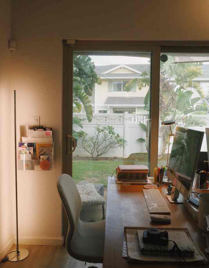 Decluttering my desk is a constant mission! 😅 Wish I had more wall-hanging file organizers—they make such a difference in keeping things tidy! 📂✨ Less mess, more focus. #DeskOrganization #SmallSpaceSolutions #ClutterFree