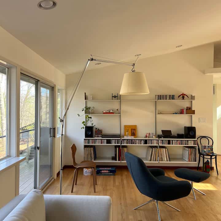 晴れた午後 #livingroom #livingroomdecor #livingroominterior #livingroomdecoration #walldecor #vitsoe #artemide #vitsoewallshelf #cozyhomedecor #cozyhome #midcenturydesign