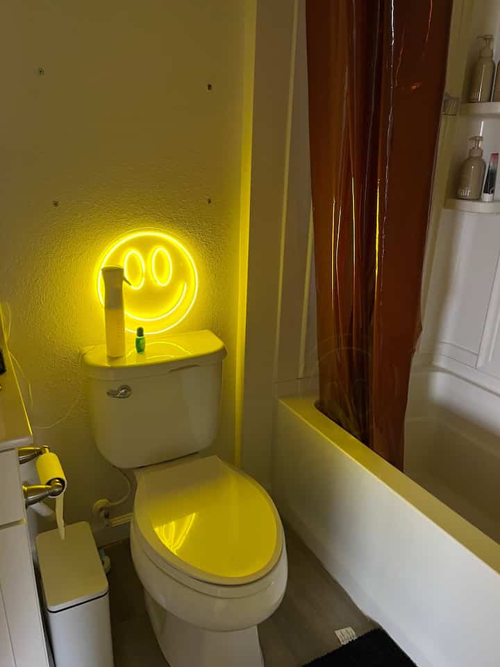 Neon lights = instant vibe! ✨ This smiley neon light adds so much fun to my otherwise boring bathroom. 😆💛 #NeonAesthetic #FunDecor #BathroomGlow