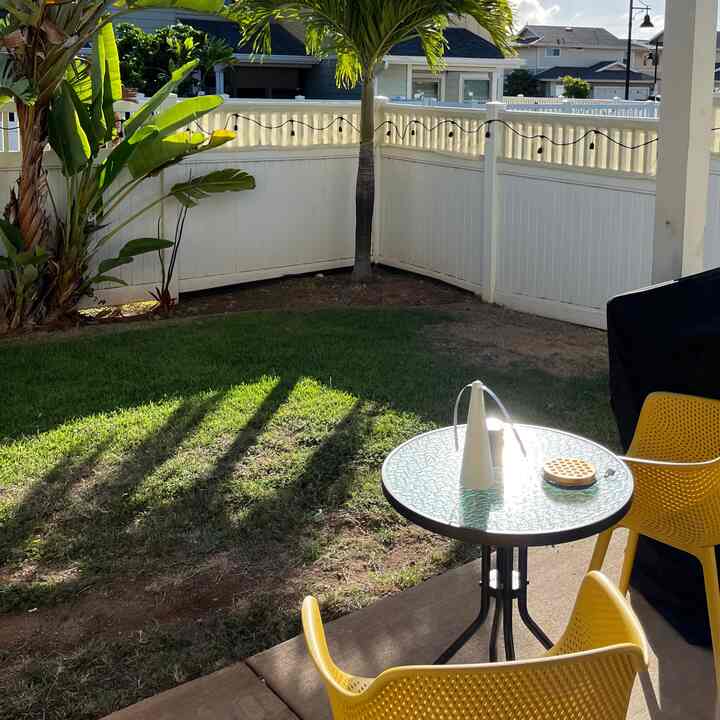 Halaman rumah kami yang nyaman ☀️✨ Suka kursi-kursi berwarna mencolok ini! Dan kipas angin yang ramping ini? Harus dimiliki untuk mengusir lalat dari makanan. #OutdoorVibes #CozyYard #SmartLiving