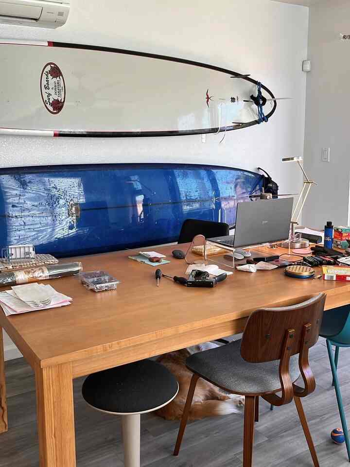 Moving-in chaos = clustered desk! 😅 But those mismatched chairs? They make the space unique ✨ Check out my other posts to see how I organized it! 🏡 #MovingIn #EclecticStyle #WorkInProgress