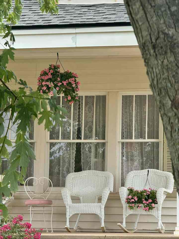 Spring has finally arrived! These wicker rocking chairs are my favorite. We are remodeling our deck and starting to garden... Can’t wait for this home to be filled with lots of pretty flowers on our charming front porch. ￼💗 #exterior #porch #spring #flowers #rockingchair #pinkhome 