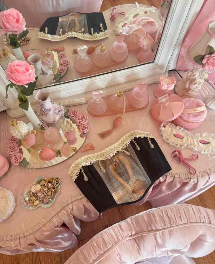 Vanity treasures 🦢🎀🌸💕 #pink #vintage #vanity #bedroom #princess 