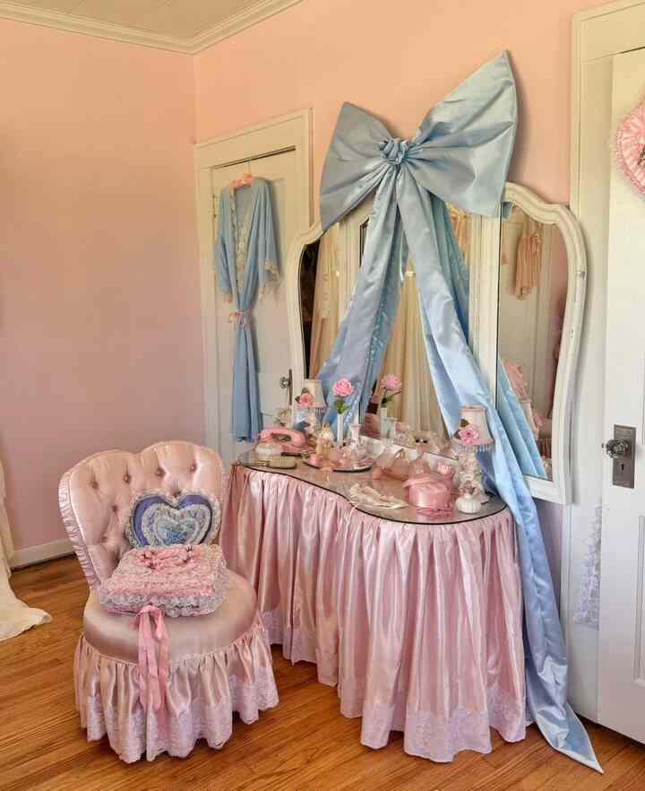 Pita biru khusus yang saya buat musim panas lalu 🎀 #pink #blue #bedroom #vanity #bow #shabbychic #vintage