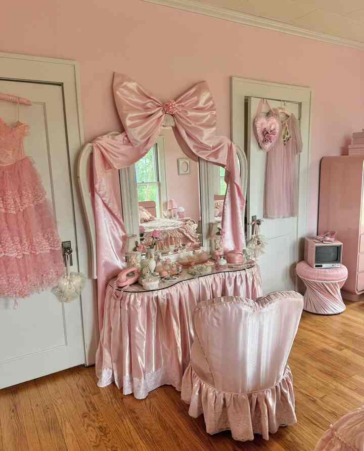My hollywood glam inspired vanity set 🎀🦢 #pink #bedroom #vintage #vanity #princess 