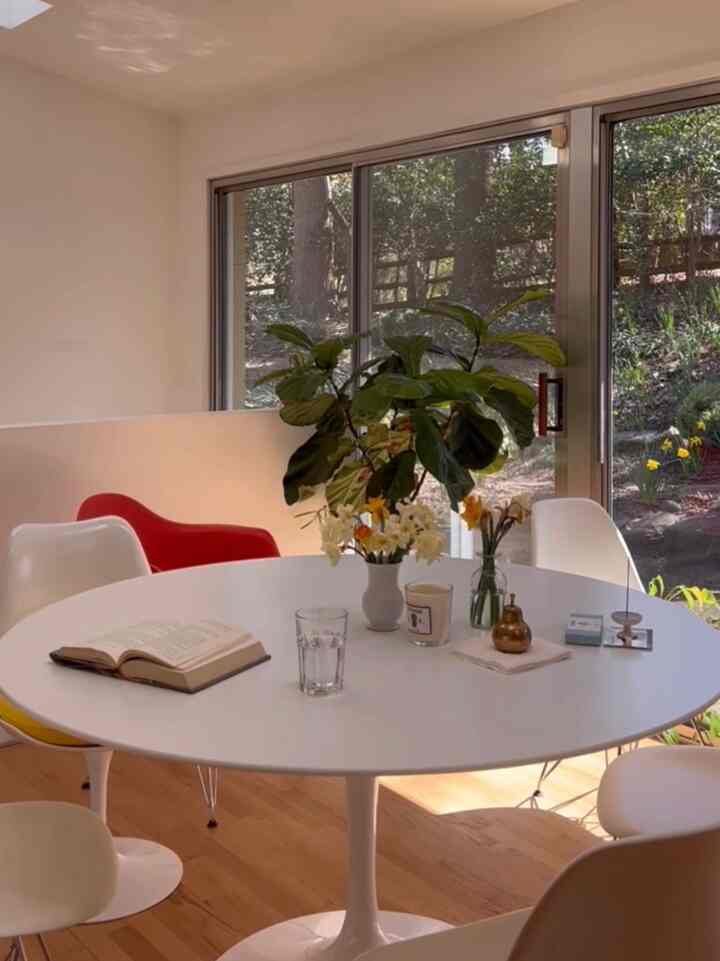 Spring colors #table #diningtable #saarinentable #knoll #diningroom #diningtabledecor #diningroominterior #cozydecor