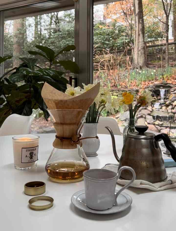 Tea time #diningtable #saarinentable #diningroom #diningroomdecor #onthetable #homecafe #tabledecor #tablesetting #teasetting #teacup #astierdevillatte