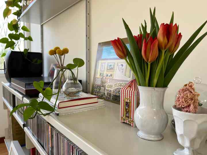 Spring decor #livingroom #wallsystem #walldecor #wallshelving #wallshelf #vitsoe #springdecor #livingroomdecor