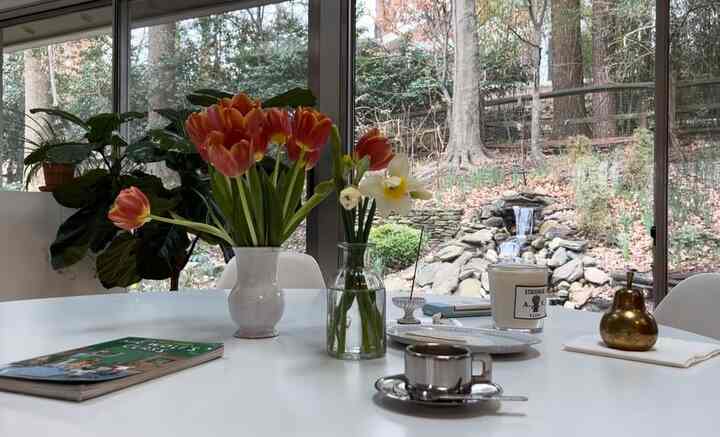 Spring flowers on the table #flowerdecor #diningroomdecor #diningtabledecor #diningroom 