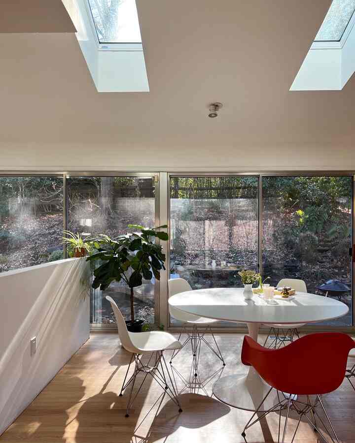Sunbathing #diningroom #diningtable #saarinentable #hermanmiller #eameschair #diningroomdecor #diningroominterior