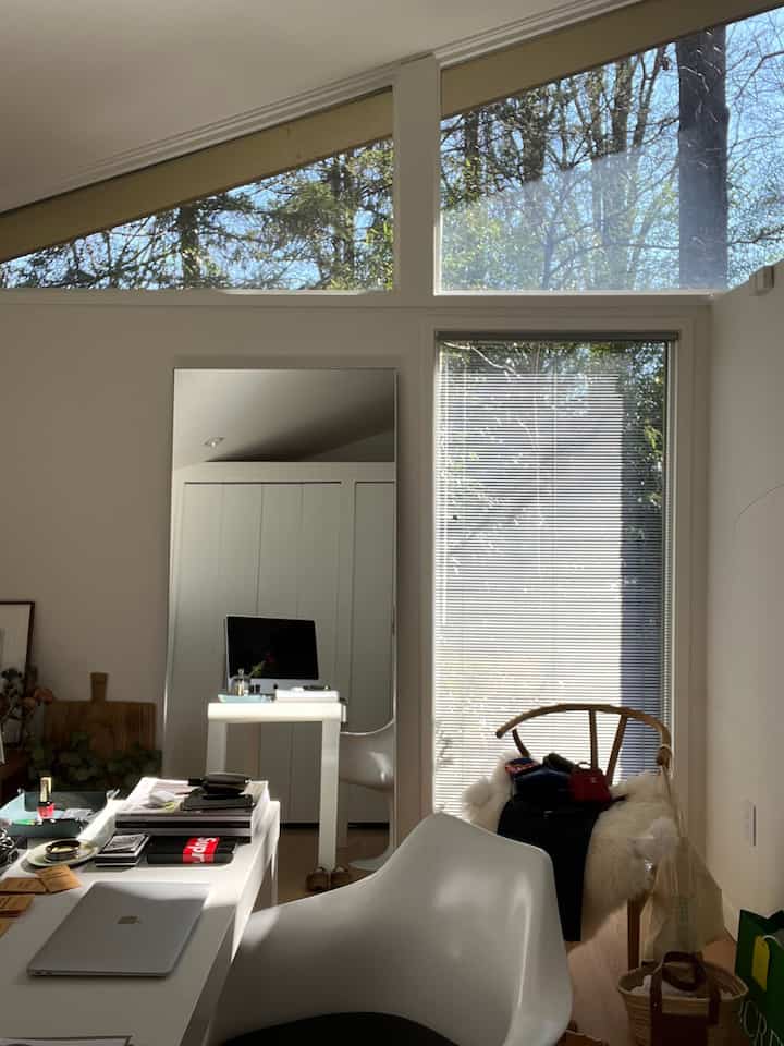 Sore yang cerah di kantor rumah #homeoffice #officedecor #homeofficeinterior #deskdecor #homeofficeinterior #roominterior #roomsecor #roominterior #chair