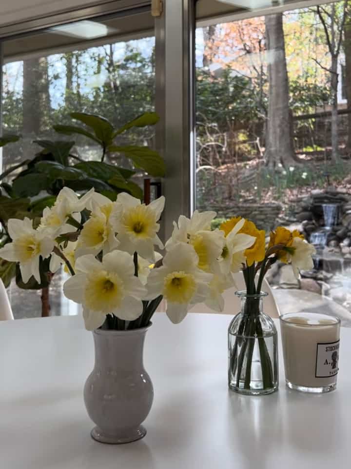 Daffodils #springdecor #flowerdecor #flowerinterior #flowerterrier #diningtable #saarinentable #diningroomdecor 