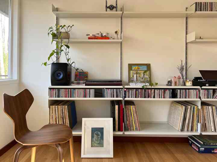 Wall system decor #vitsoe #livingroom #livingroominterior #walldecor #mediashelf #shelvingsystem