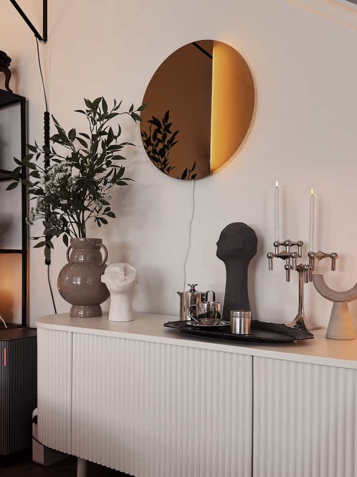 Sideboard decorating 🤎

#livingroom #livingroominterior #livingroomdecoration #ikealamp #ikeamirror #mirror #lamp #sideboard #Figure #vase #stem #candleholder #teapot #coffeecup #silver #sideboarddecor 