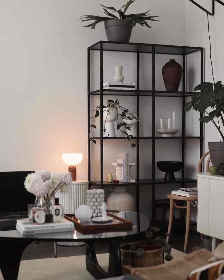 Living room corner 🤍


#livingroom #livingroominterior #livingroomdecoration #homedecor #coffeetable #shelf #shelfinterior #shelfdecoration #vase #lamp #lighting #lightinginterior #moodlighting #vase #chair #bookend #bookstand #plant #plantinterior 