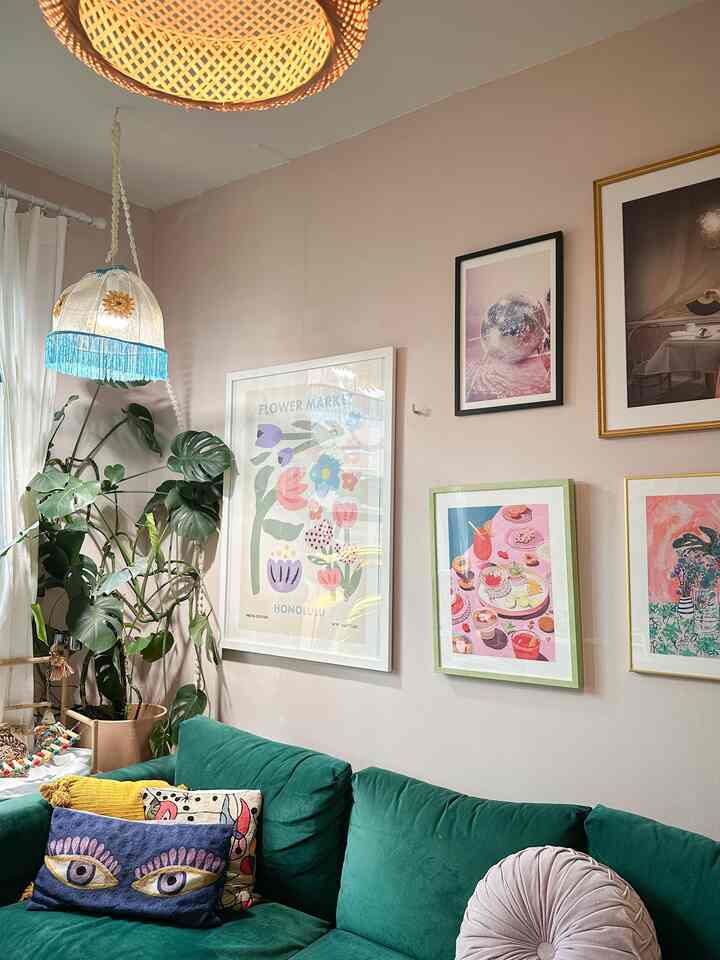 Tidak ada hari Minggu yang menakutkan di sini 😌 
#maksimalis #gallerywall #colorful #colorfulinterior