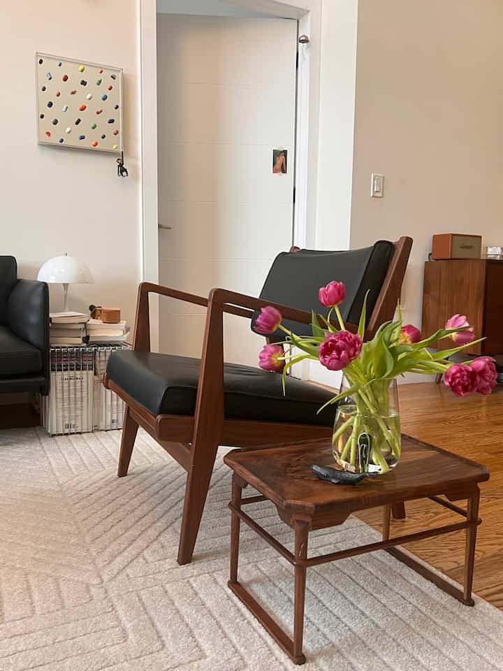 Easiest spring refresh - get some flowers 💐
#flower #flowerinterior #flowerterrier #springinterior #spring #livingroominterior #livingroom #livingroomchair #loungechair 