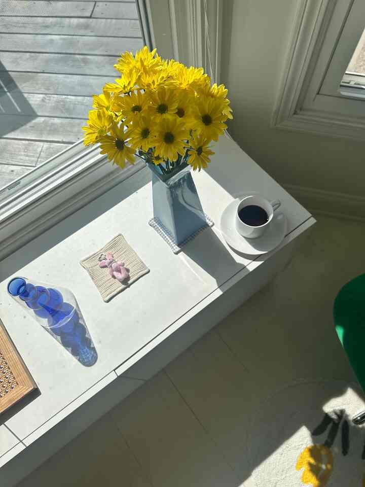 Coffee time with freah flower 🌱

#coffee #coffeecup #Homecafegram #homecafe #ikea #ikeasofa #ikeakitchen 