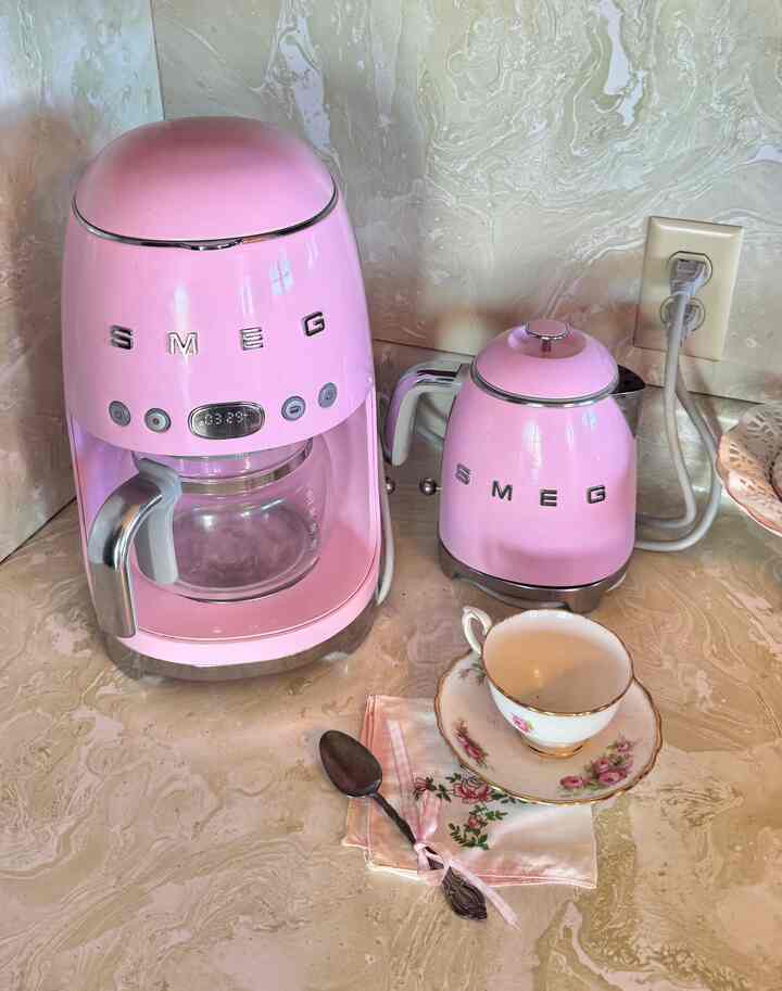 I love my Smeg appliances! The pink is so retro, and I love the design of them. #pink #kitchen #smeg #coffeemachine #teakettle #retro 
￼