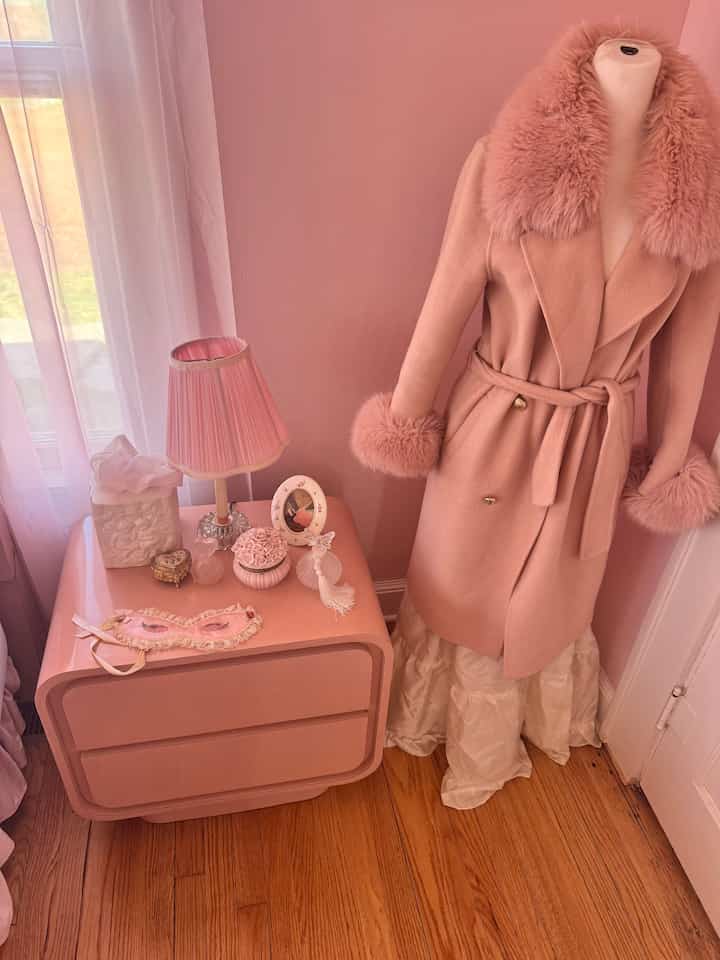 このラッカー仕上げのナイトスタンドはバービーのプラスチックのような雰囲気があるので大好きです💕💕💕 #pink #vintage #barbie #bedroom #shabbychic #spaceage